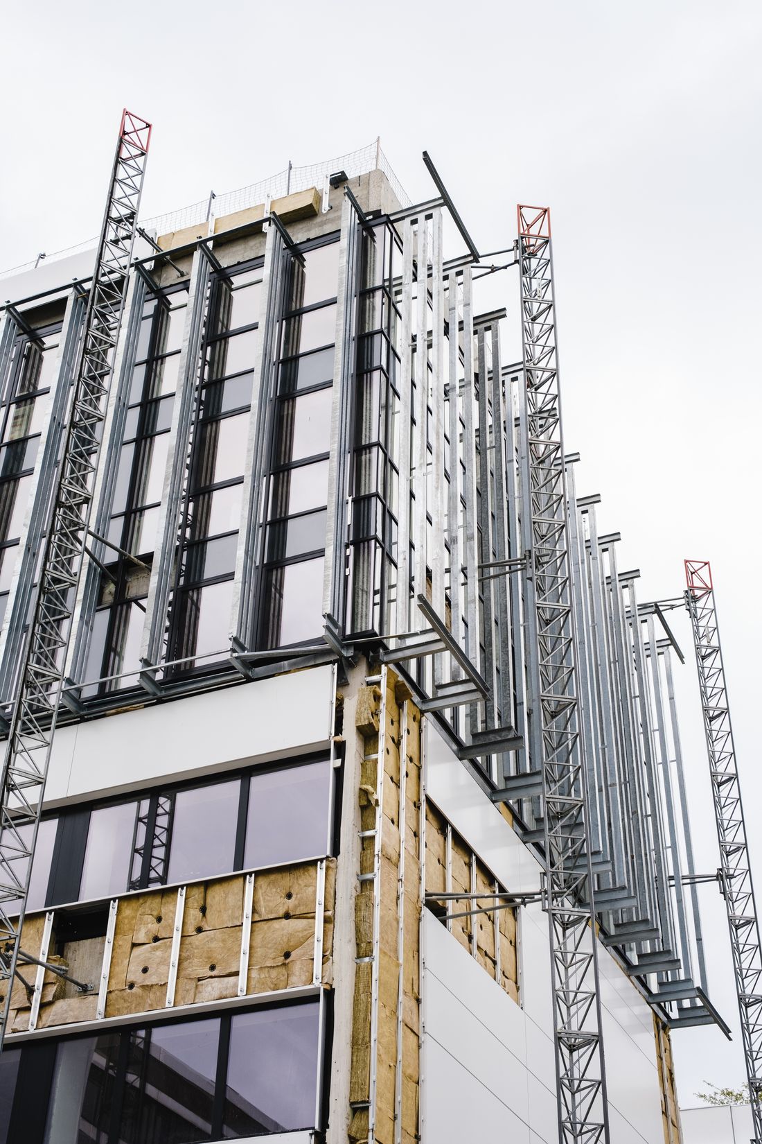 Gewerbebau während der Fassadenmontage mit Stahlunterkonstruktion