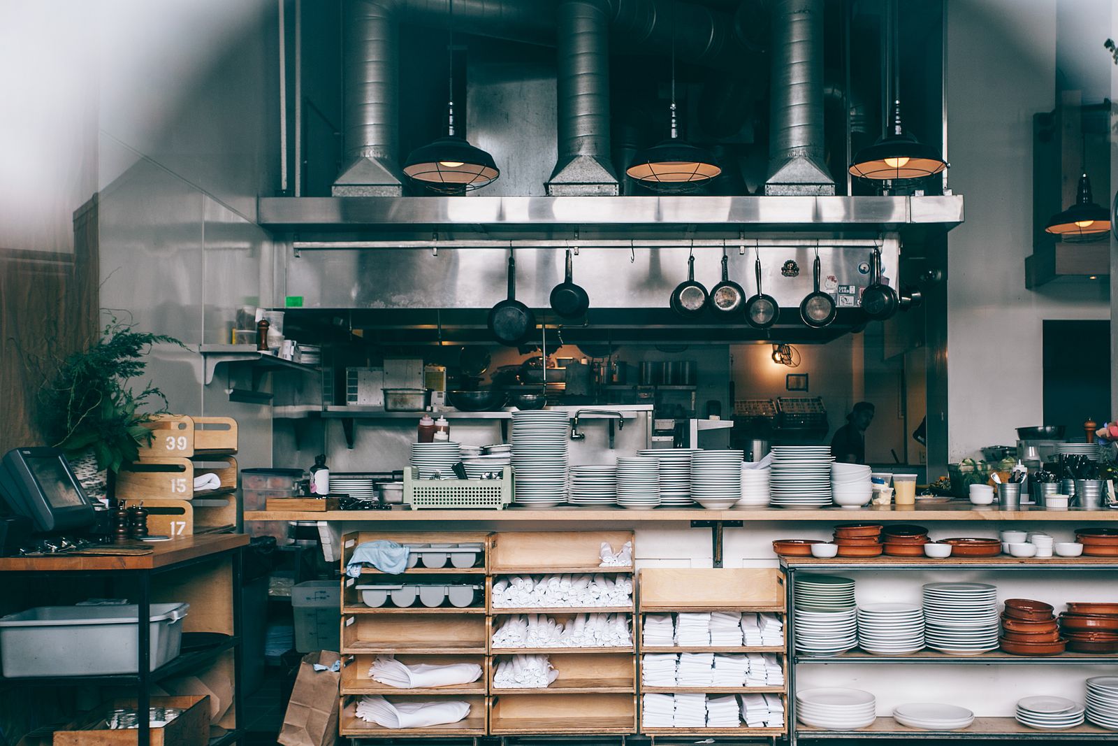 Abzugshauben und Lüftungskanäle über der Kochlinie einer Restaurantküche